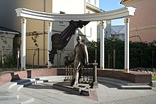 Denkmal für Leonid Sobinow in der Nähe seines Geburtshauses in Jaroslawl