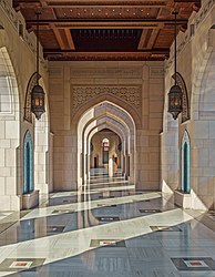 Riwaq (Bogengang) in der Großen Sultan-Qabus-Moschee (Maskat, Oman) (von Richard Bartz)