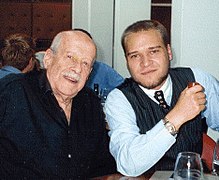 Wolfgang Spier (links) während einer Besprechung mit Komponist und Regisseur Thorsten Wszolek zu dessen Musical Crazy Hotel, Köln 1999