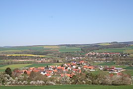 Edertal-Mehlen von Süden aus gesehen. Im Vordergrund Mehlen, im Hintergrund Lieschensruh (nördlich der Eder)