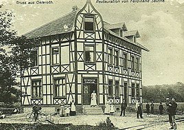 Die 1905/06 von Ferdinand Seuthe errichtete Gaststätte an der B 478, vorne die Gleise der Bröltalbahn.