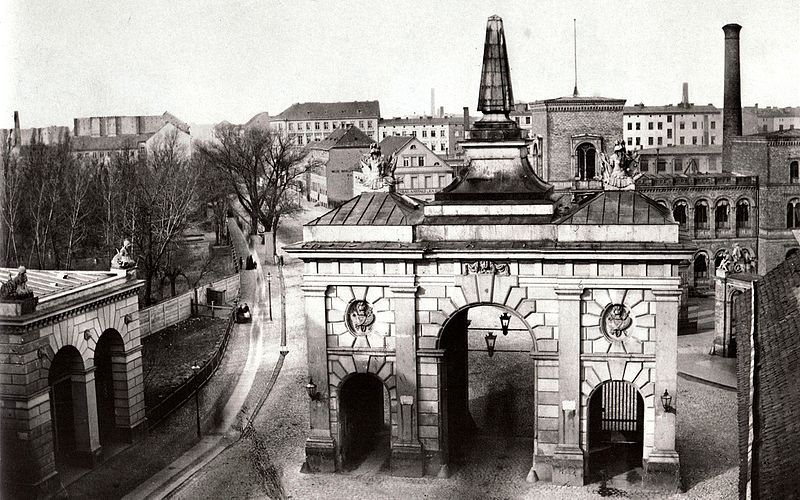 Datei:Oranienburger Tor kurz vor seinem Abriss 1867, Blick nach Norden.jpg