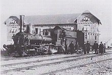 Das Bahnhofsgebäude in Bau, im Vordergrund die Lokomotive TUEBINGEN