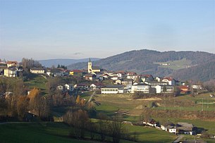 Peilstein von der Ortschaft Kicking gesehen