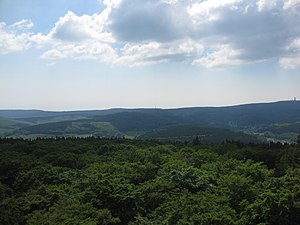 View from the horse head tower over the upper Weiltal to the Kolbenberg with the transmitter mast (center) in the Taunushauptkamm.  To the right of it the Hegewiese.  To the left of the Kolbenberg the Klingenkopf, in front of it the Weisseberg and a little left in front of it the Great Oak Forest with part of Dorfweil.  Right edge of the picture the Große Feldberg with Arnoldshain below left and Schmitten in front