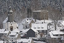 Der Ortskern von Nordenau im Winter mit dem erhaltenen Bergfried der Ruine Rappelstein