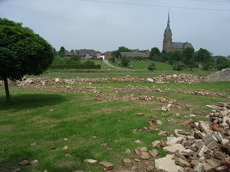 Datei:Muentz Friedhof zerstoert.jpg