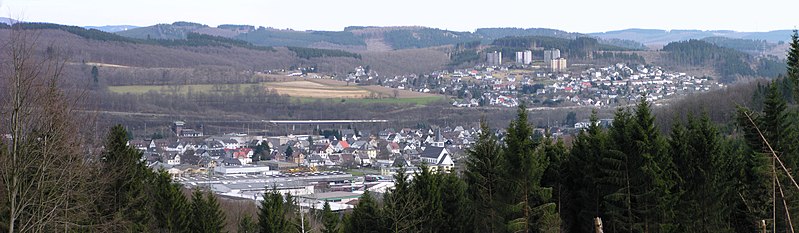 Vista das cabanas no mato para o distrito de Bottenbach com o assentamento Kölsbach