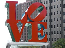 Die LOVE-Skulptur am John F. Kennedy Plaza