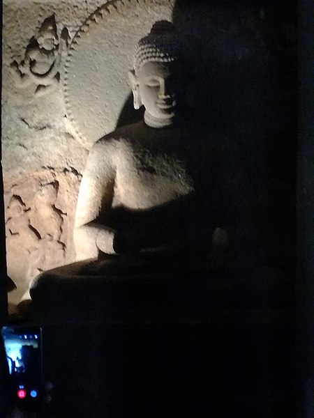 Datei:Ajanta, Höhle 15, laechelnder Buddha .jpg