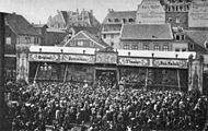 Kirmes 1889; die Grundstücke der Häuser hinter dem Kirmesstand wurden von Frau Wolff zum Bau des Colosseums später aufgekauft, heute ist hier das Haus am Kopstadtplatz