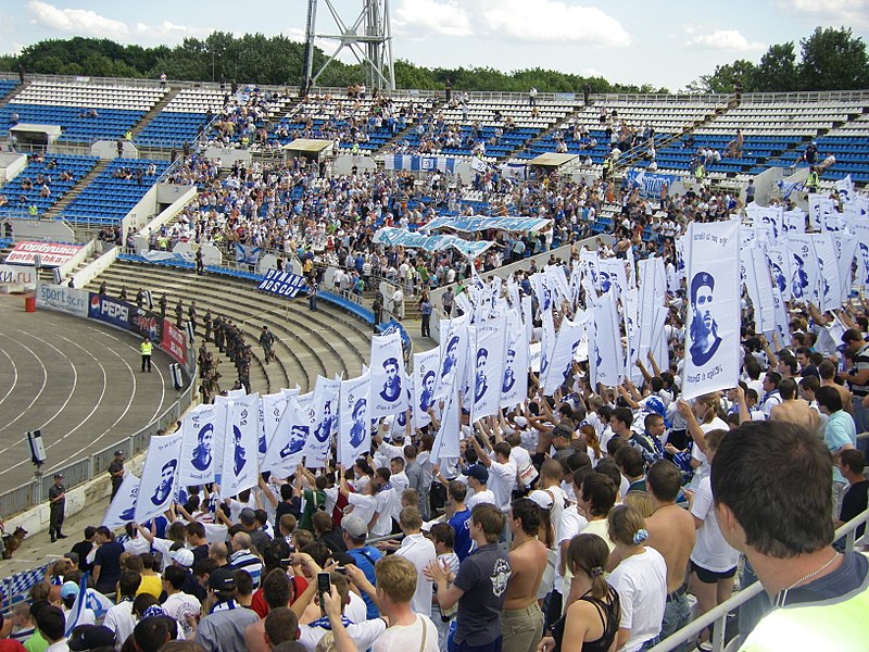 Datei:Fans von Dynamo Moskau.jpg