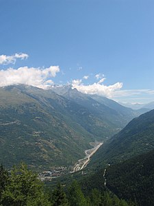 Blick vom Pass ins Arctal, rechts unten im Wald die Passstraße