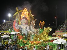 Wagen einer Sambaschule bei der Parade im Sambódro 2004