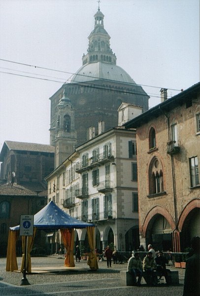 Datei:Pavia Piazza Vittoria.jpg