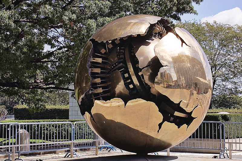 Datei:New-York-City---Manhatten---United-Nations-HQ---Sphere-within-a-Sphere---(Gentry).jpg