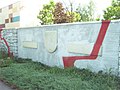 Relief „HOYERSWERDA – OBUS 1989“, in der Mitte das Stadtwappen (2009)