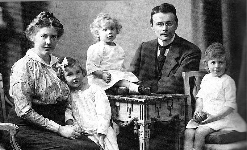 Datei:Familie Eberhard Arnold (1915).jpg