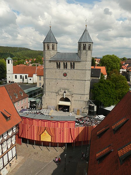 Datei:Gandersheimer Domfestspiele 2011 Tag.jpg