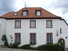 Das ehemalige erste Schulhaus Finthens, rechts das alte Rathaus