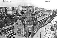 Empfangsgebäude des Bahnhofs Schöneberg an der Sedanbrücke mit Bahnsteig und „Hammelgang“ zum Bahnhof Großgörschenstraße im Hintergrund, um 1905