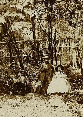 In Junghuhns Garten zu Lembang. Links: Eliza de Vrij. Rechts: Junghuhn mit Gattin. Ausschnitt aus einem Bild im Koninklijk Instituut vor Taal-, Land- en Volkenkunde in Leiden.