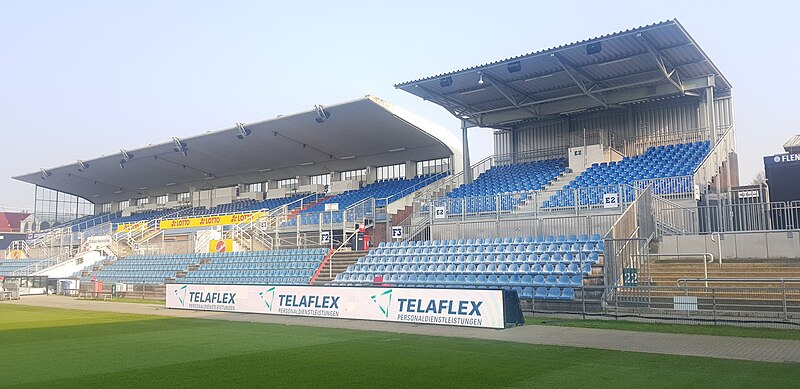 Datei:Holstein-Stadion Hauptribüne.jpg