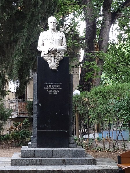 Datei:Denkmal Konstantin Leselidze.jpeg