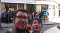 2014 im Alter von 30 Jahren mit einem Freund vor dem Pokémon Center in Paris