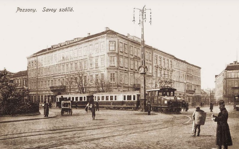 Datei:Pressburger Bahn auf der Stadtstrecke in Bratislava.jpg