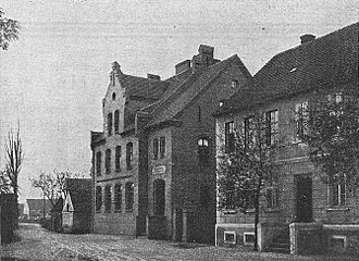 Das Kröbelner Pfarrhaus (rechts) im Jahre 1907.