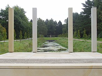 Otto-Linne-Denkmal mit Blick auf Linne-Grab und Moorkampgraben