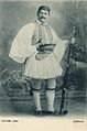 Ασπρόμαυρη φωτογραφία άντρα με φορεσιά φουστανέλα σε επιστολικό δελτάριο των αρχών του 20ου αι.