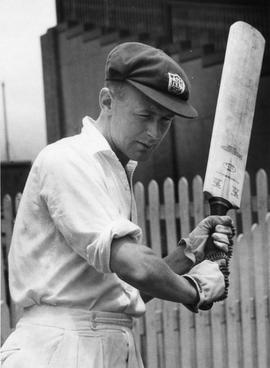 <span class="mw-page-title-main">Arthur Morris</span> Australian cricketer (1922–2015)