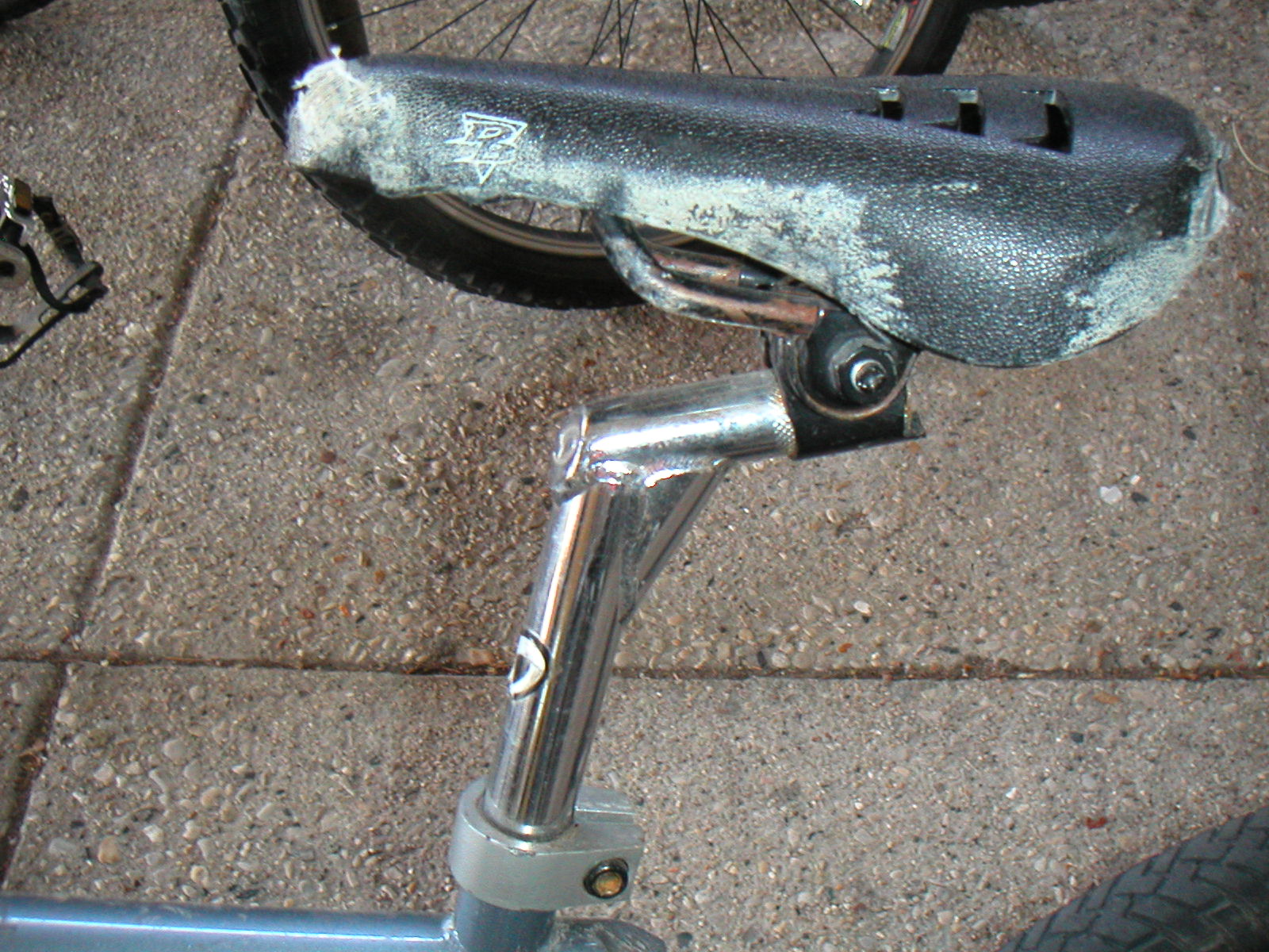 layback pivotal seat post