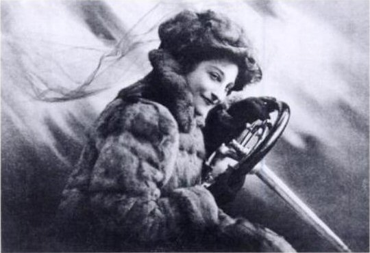File:Dorothy Levitt Frontespiece The Woman and the Car, 1907.jpg