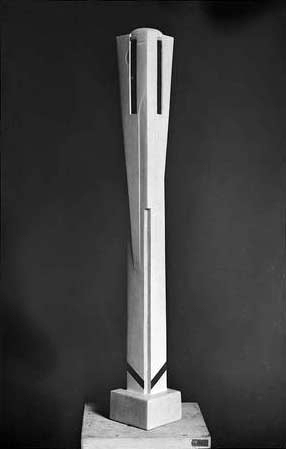 File:Joseph Csaky, 1922, Figure abstraite, stone, polychrome, 80 cm.jpg