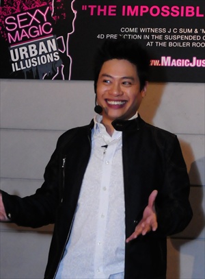 File:JC Sum smiles for the audience.jpg