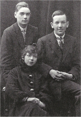 File:Wynne-tyson-ekers-coward-1916.jpg