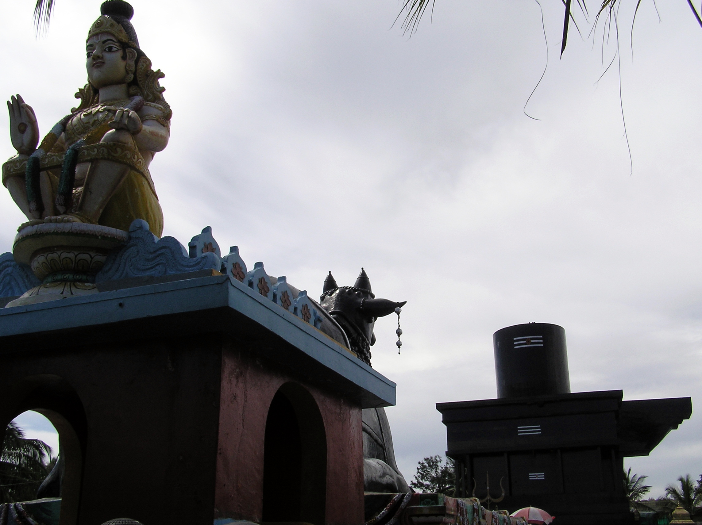  ওড়িশা (Odisha)    ভুবনেশ্বর (Bhubaneswar) Lingam-with-nandi-and-god