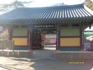 File:Entrance of Baekyangsa.jpg