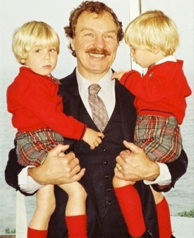 File:Herb Roedel with sons.png