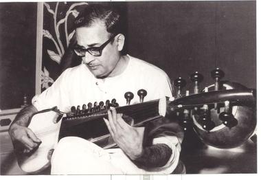 File:Radhika Mohan Maitra with his Mohan veena.jpg