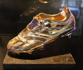 File:Golden Shoe, Lionel Messi 2012-2013.jpg