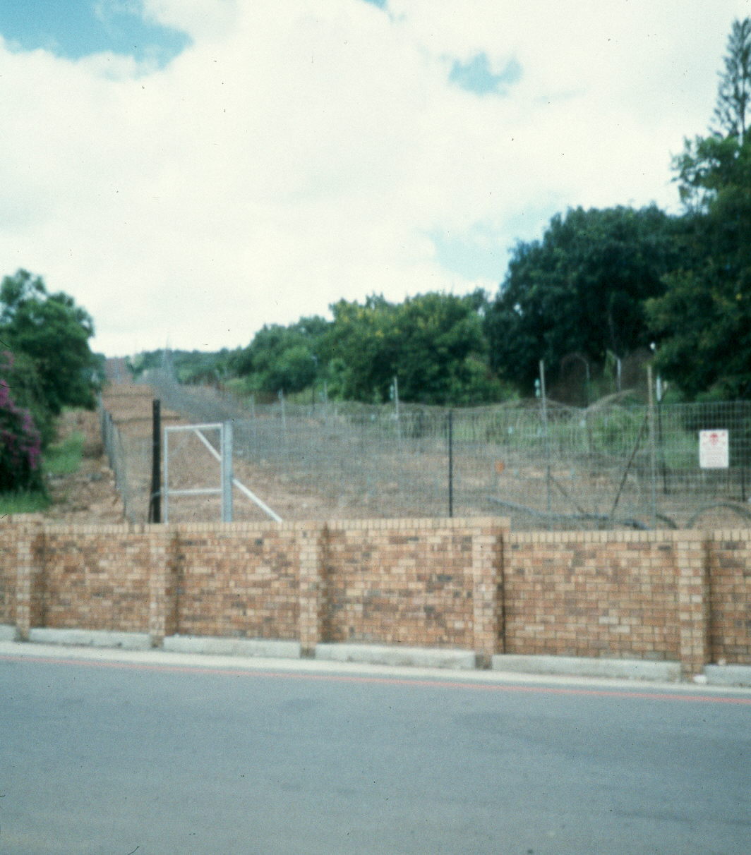 Perimeter fence - Wikipedia