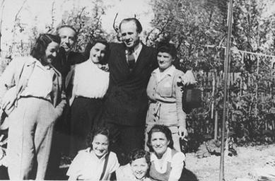 File:Oskar Schindler and a few of the Jews he rescued, 1946.jpg