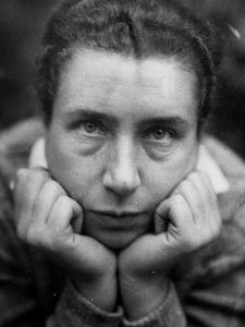 <span class="mw-page-title-main">Lucia Moholy</span> Austrian-born photographer and editor