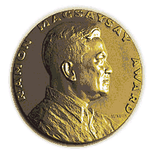 Medalhão com a imagem em relevo de Ramon Magsaysayl de frente para o perfil.