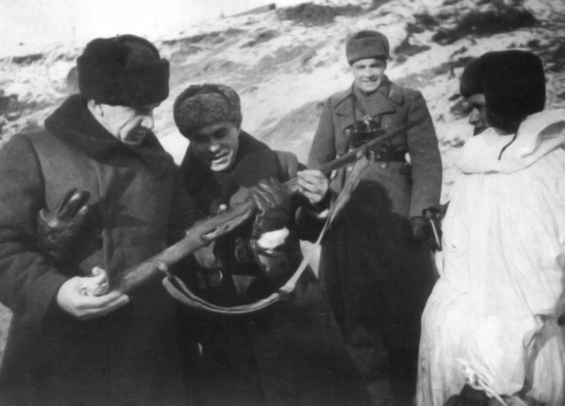 File:General Chuikov and General Gurov examine Vasily Zaytsev's rifle.jpg