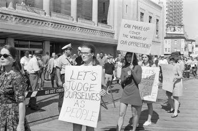 https://upload.wikimedia.org/wikipedia/en/3/37/Demonstrators_at_the_1968_Miss_America_Pageant_%28fair_use%29.jpg